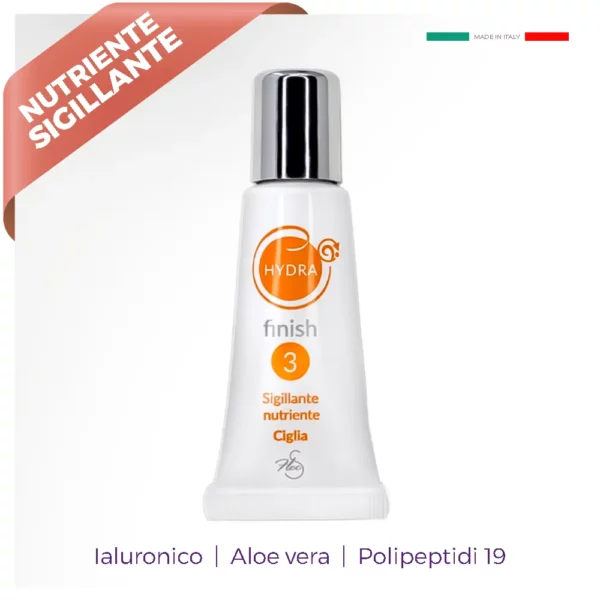 tubetto cosmetico bianco tappo argento in piedi con scritta arancione