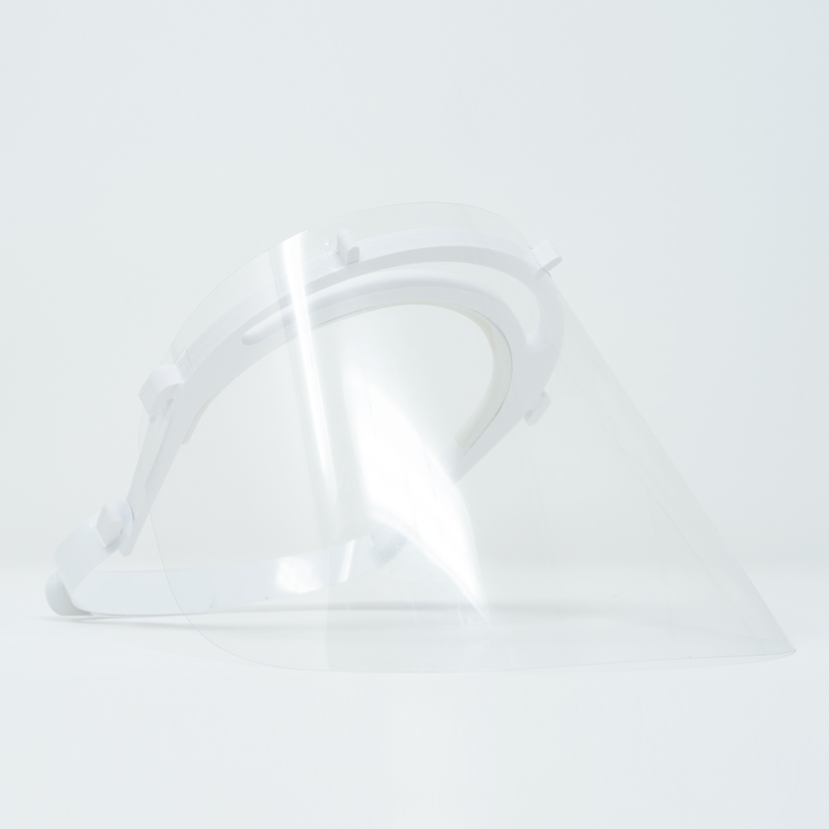 foto di una Maschera Visiera Protettiva su tavolo fondo grigio