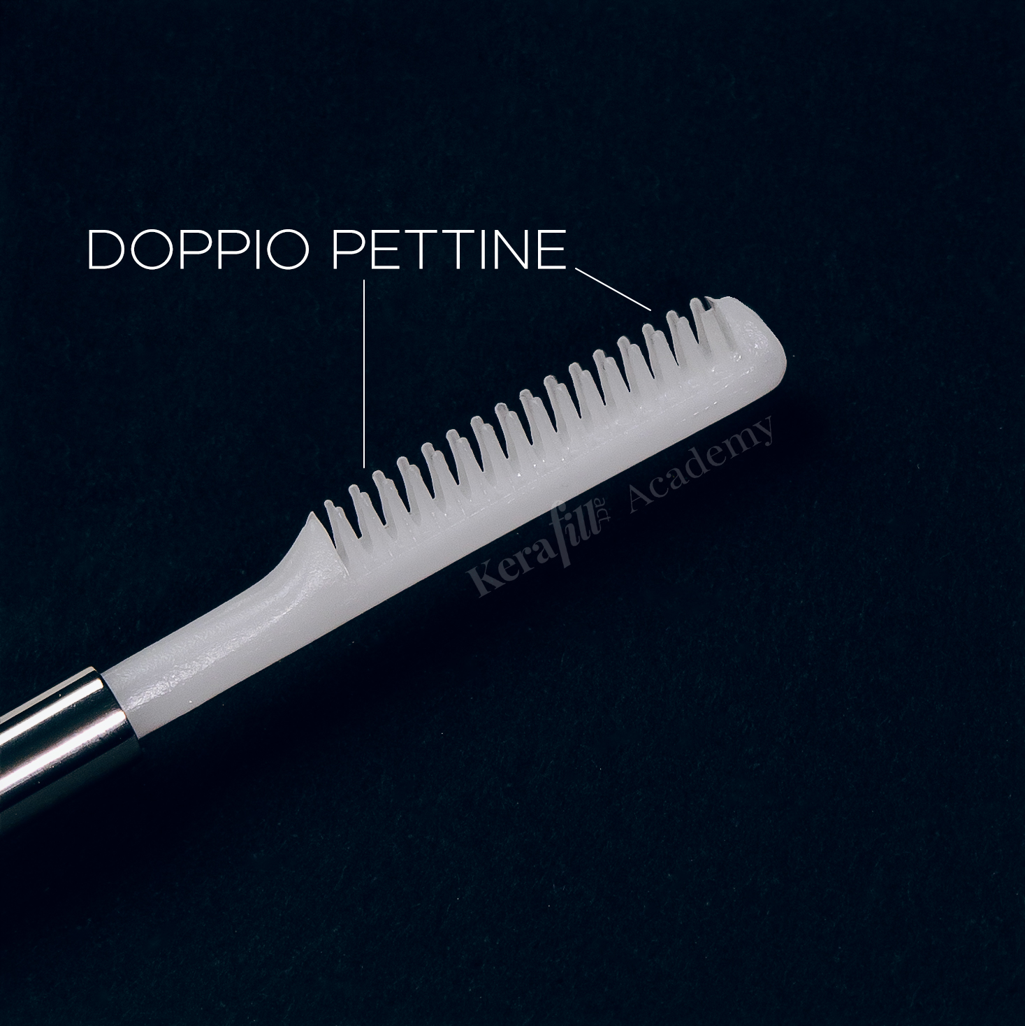 foto del margine con pettinino di un sollevatore ciglia