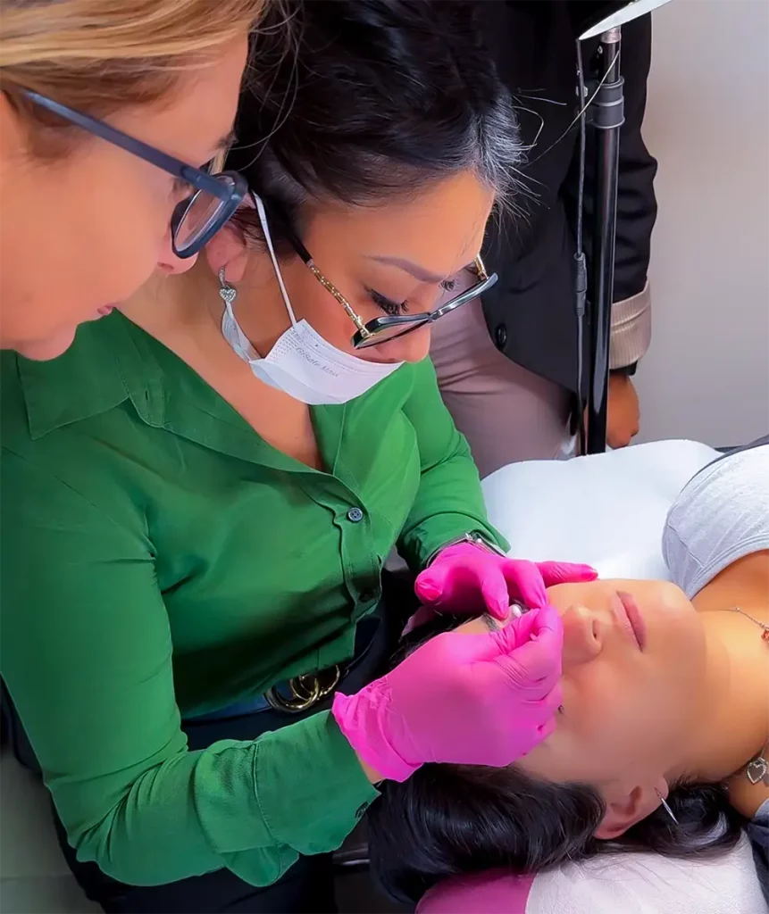 ragazza estetista mentre lavora su viso di cliente