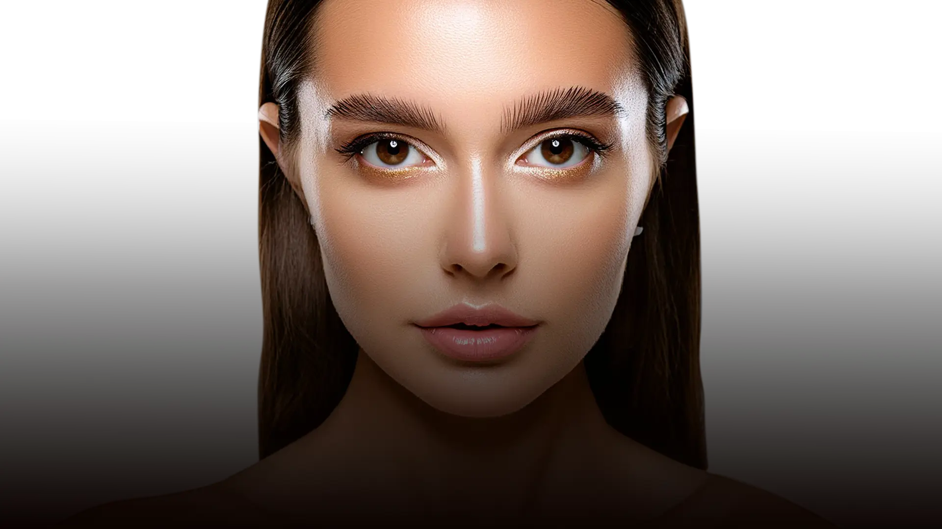 viso di donna capelli lisci e sopracciglia pettinate in evidenza