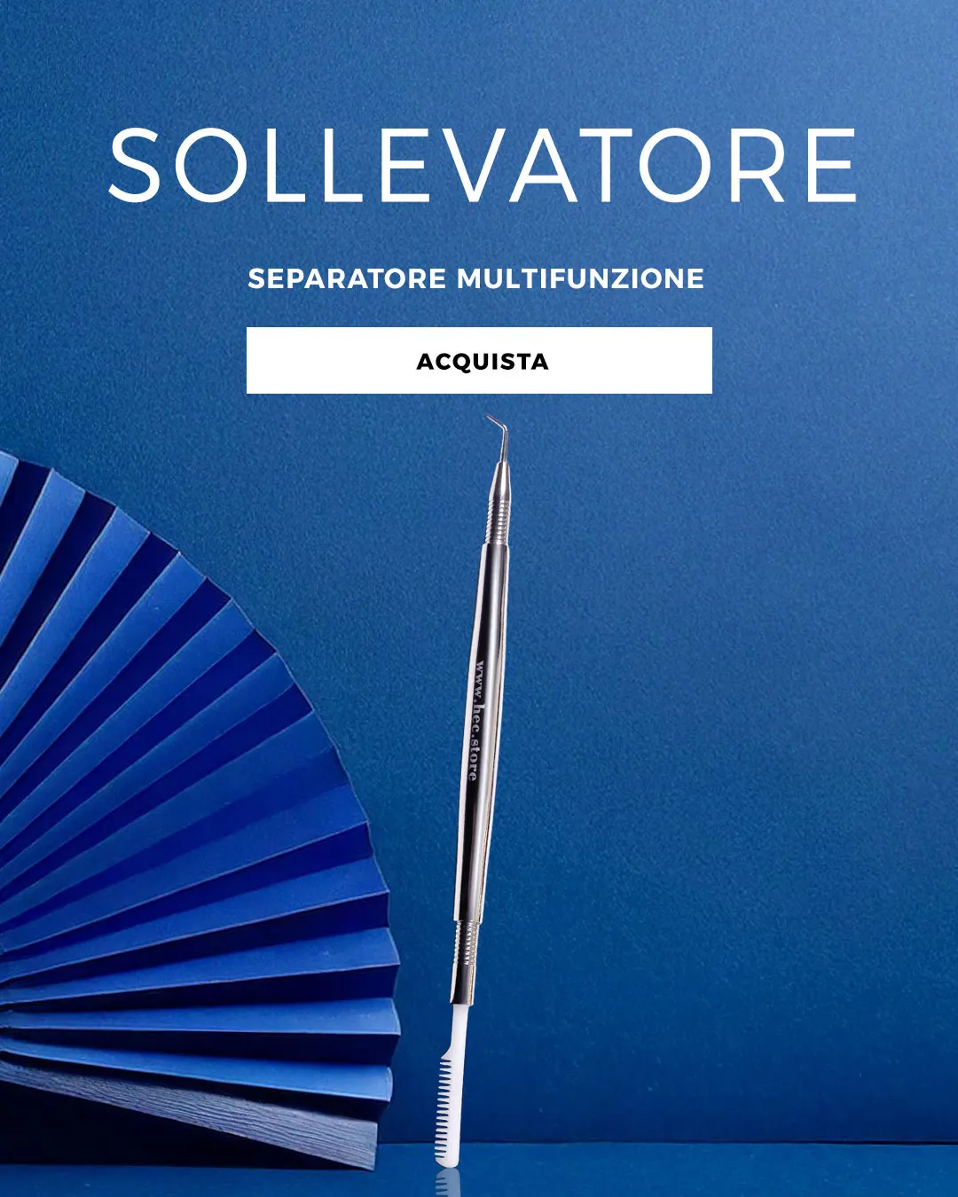 un arnese in metallo per separare le ciglia, in piedi con ventaglio blu dietro